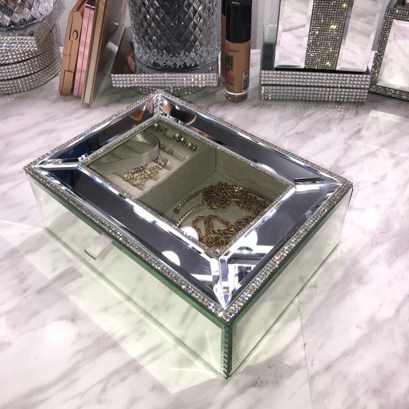 Luxury fancy organizer vanity - Picture 2 of 6